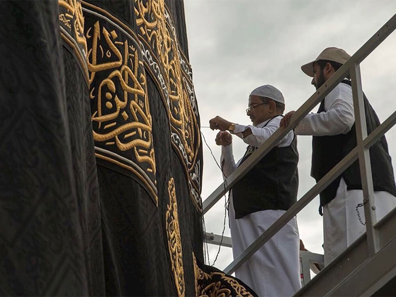 ثمنها 6 مليون دولار... ماذا يحدث لـ "كسوة الكعبة" بعد استبدالها؟